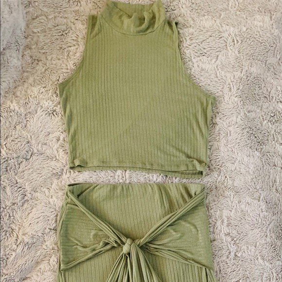 Matching skirt and crop top - Picture 1 of 3